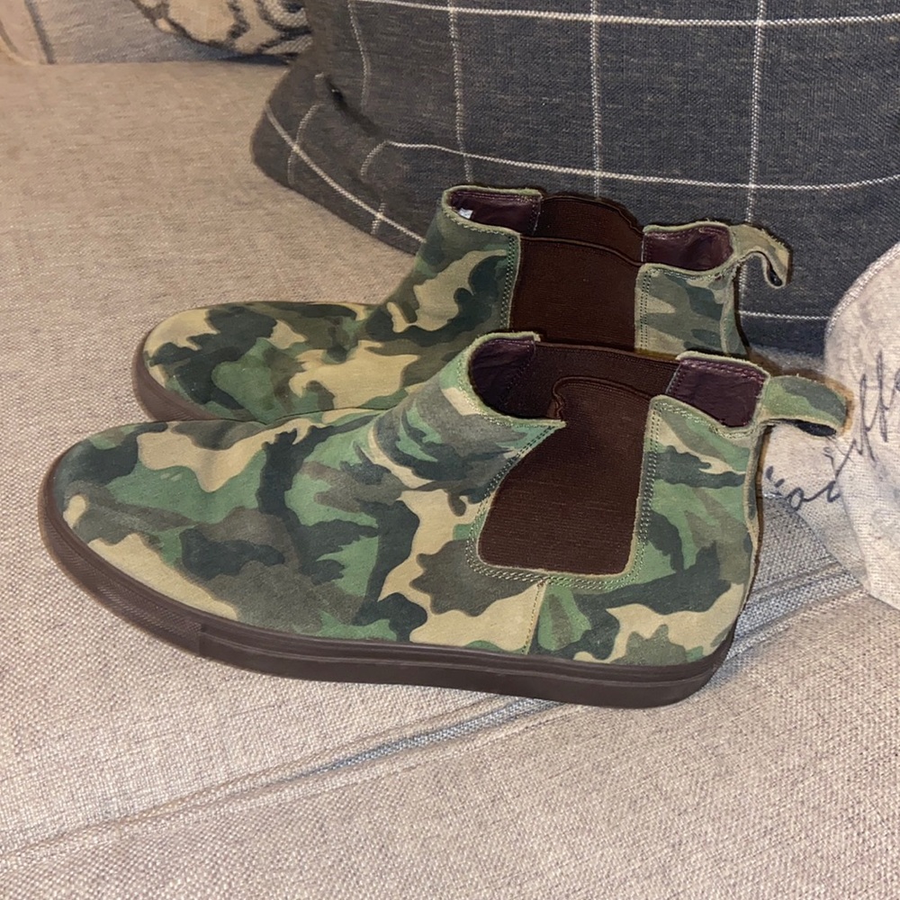 🎁 Steve Madden camo size 10.5
